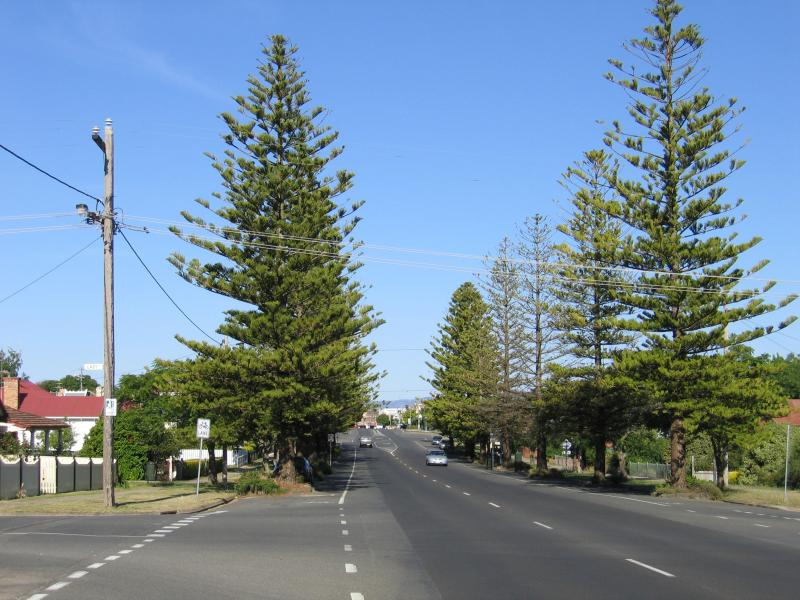 Ararat - Ararat-Pomonal Road: View east along Barkly St at Laby St