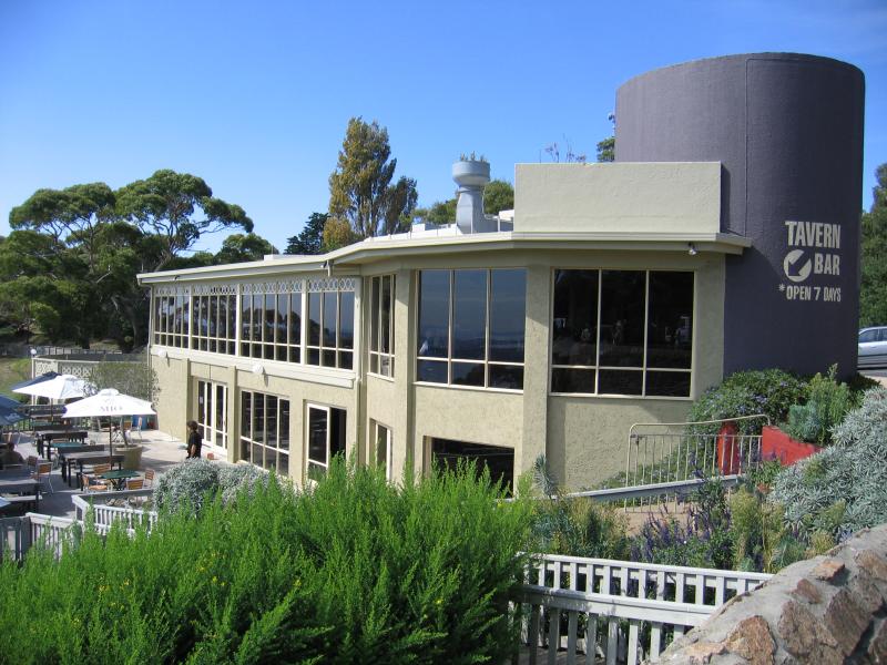 Arthurs Seat - Arthurs Hotel at mountain peak: Arthurs Hotel and sundeck