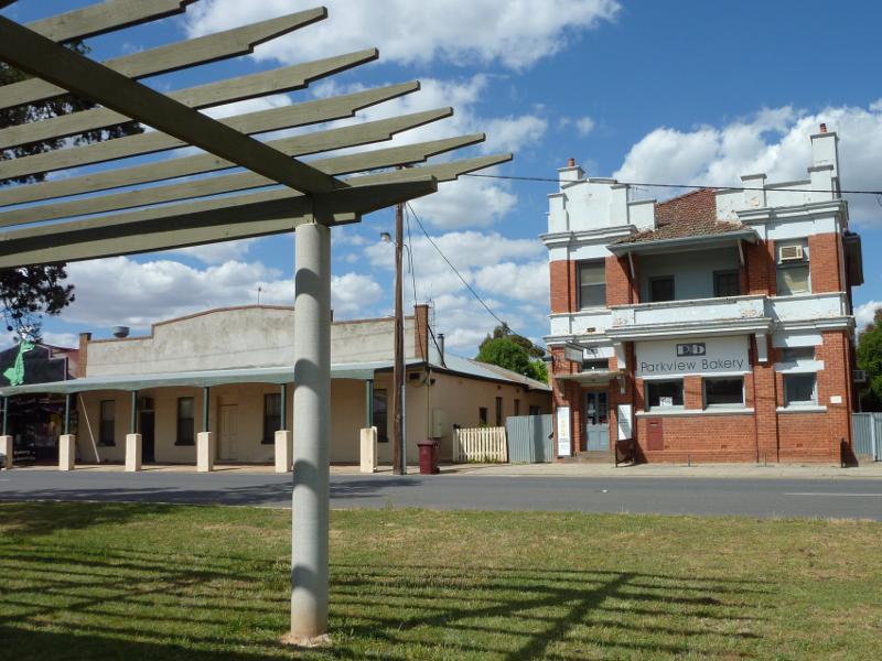 Avoca - Shops and commercial centre, High Street: View east across High St towards Parkview Bakery
