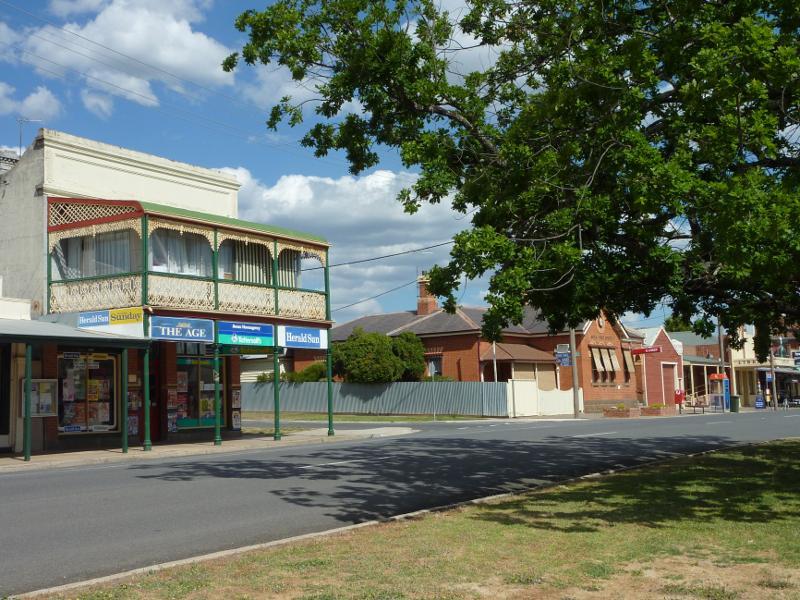 Avoca - Shops and commercial centre, High Street: View south along High St towards Cambridge St