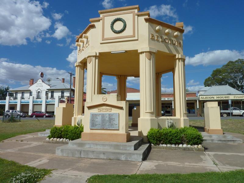 Avoca - Shops and commercial centre, High Street - Avoca Soldiers Memorial, view east across High St, north of Cambridge St