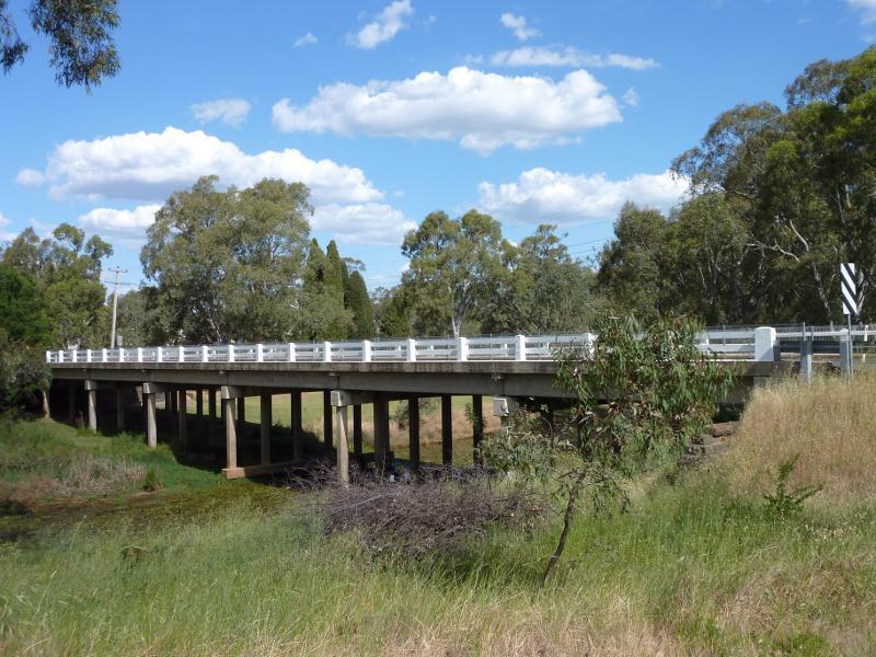 Avoca - Avoca River and surrounding parkland between Pyrenees Highway and Duke St: View east towards Pyrenees Hwy bridge over Avoca River from Faraday St
