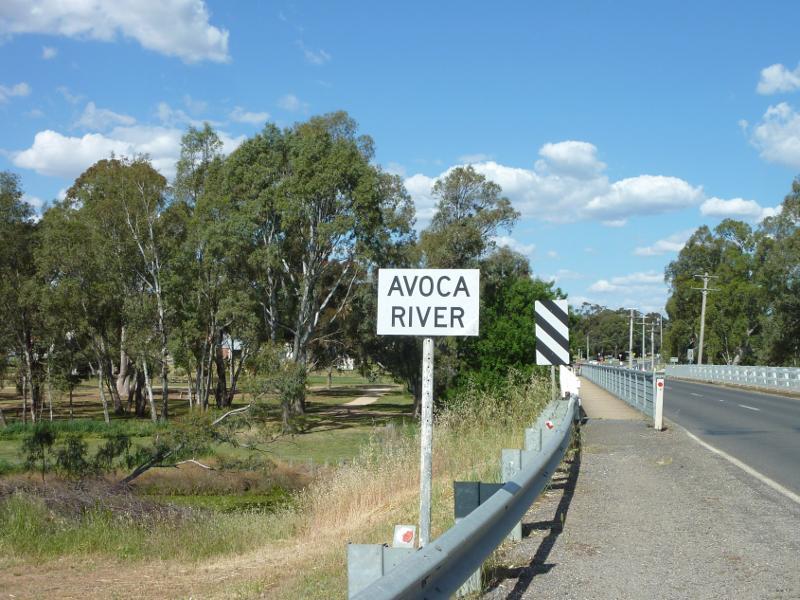 Avoca - Avoca River and surrounding parkland between Pyrenees Highway and Duke St: View east along Pyrenees Hwy towards bridge over Avoca River