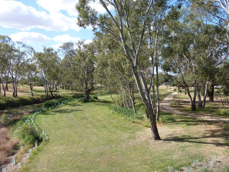 Avoca - Avoca River and surrounding parkland between Pyrenees Highway and Duke St: View north along Avoca River and parkland from Pyrenees Hwy bridge