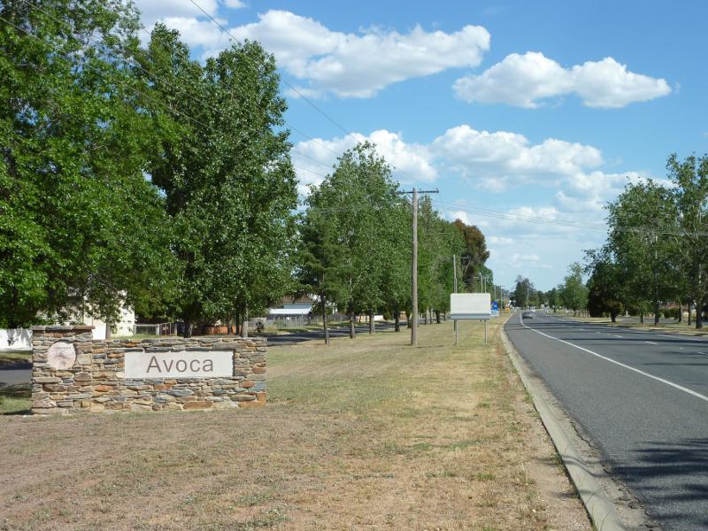 Avoca - Sunraysia Highway: View south along Sunraysia Hwy, south of Astbury St