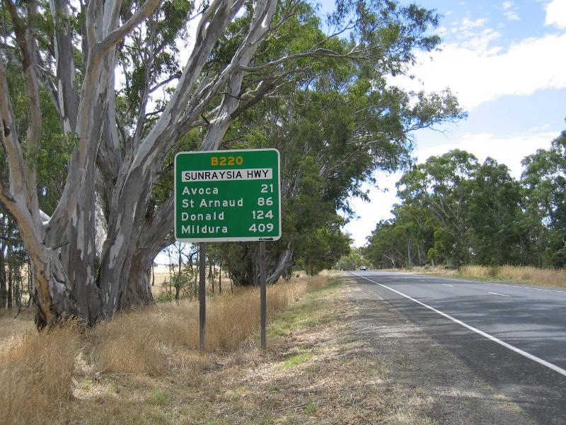 Avoca - Sunraysia Highway: View north along Sunraysia Highway, 21 km south of Avoca