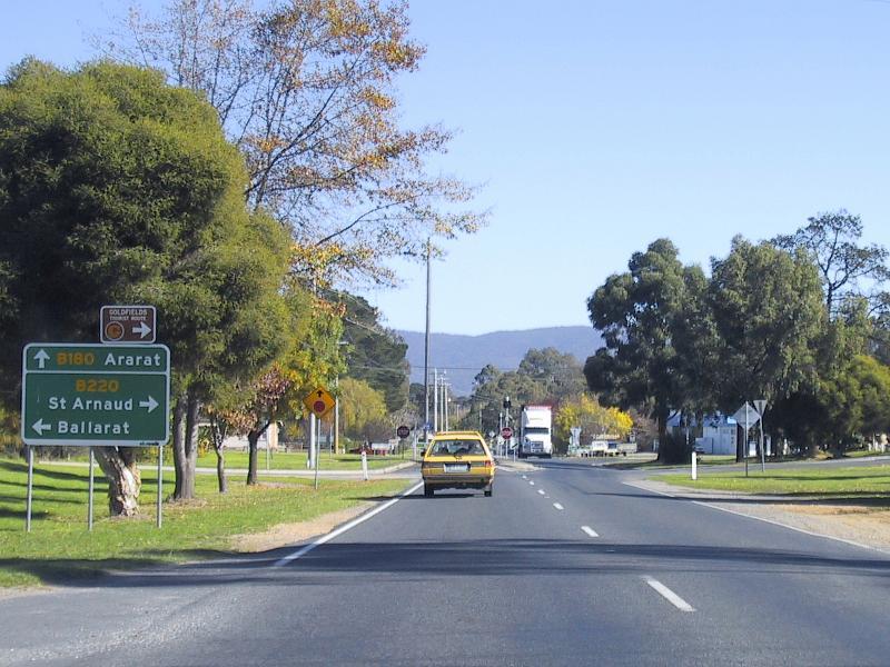 Avoca - Pyrenees Highway: View west along Pyrenees Hwy towards Sunraysia Hwy