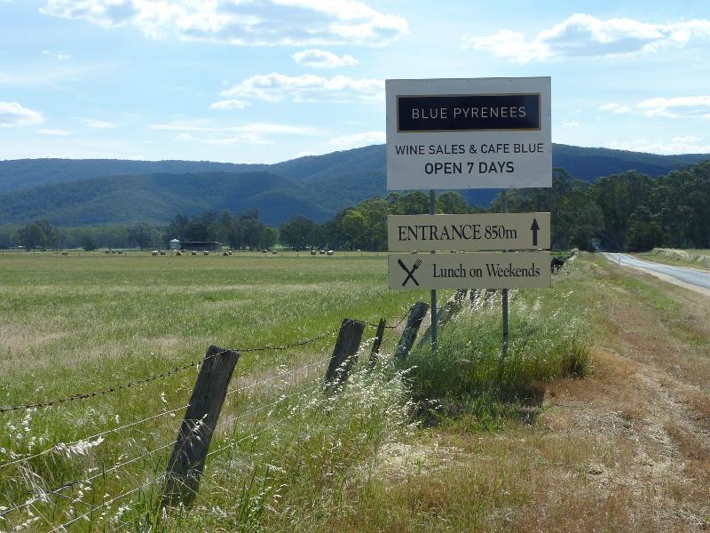 Avoca - Vineyards and scenery along Vinoca Road: View west along Vinoca Rd at Old Coach Rd