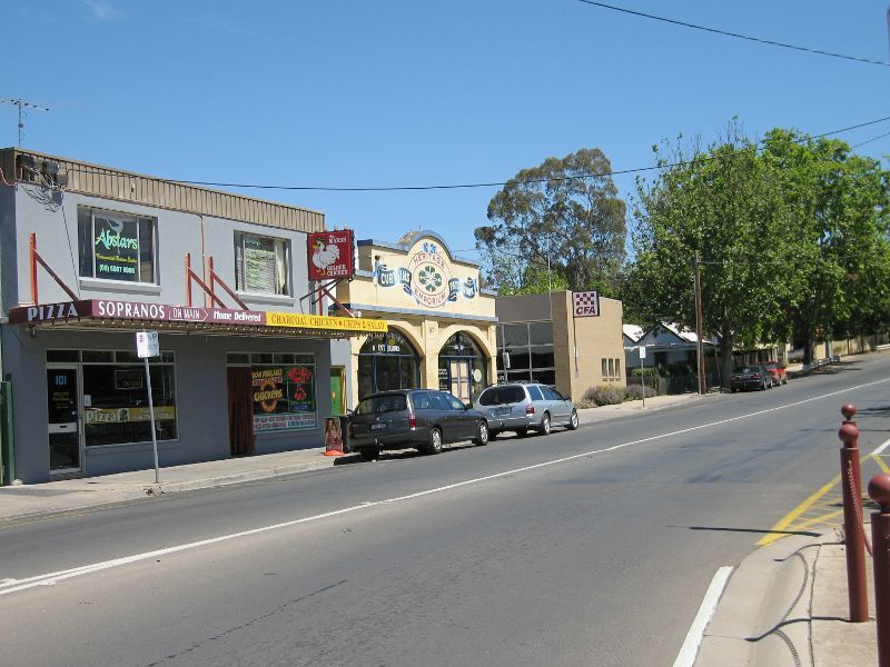 Bacchus Marsh - Shops and commercial centre, Main Street: View west along Main St at Gisborne Rd