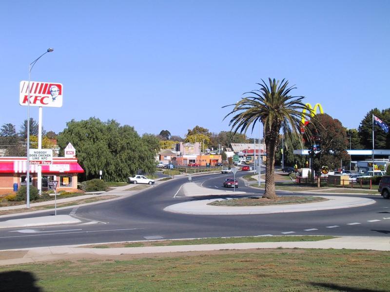 Bacchus Marsh - Gisborne Road: View south along Gisborne Rd at Bennett St