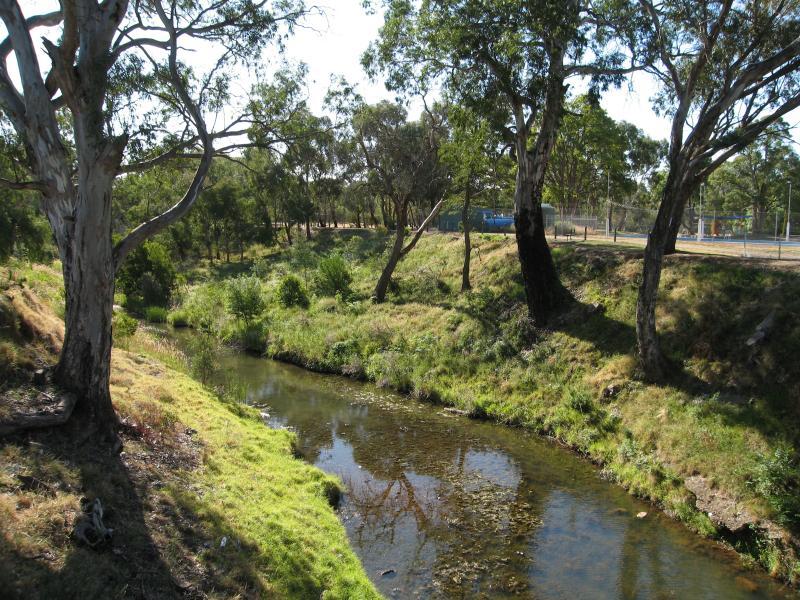 Bacchus Marsh - Werribee River: View west along Werribee River at Grant St