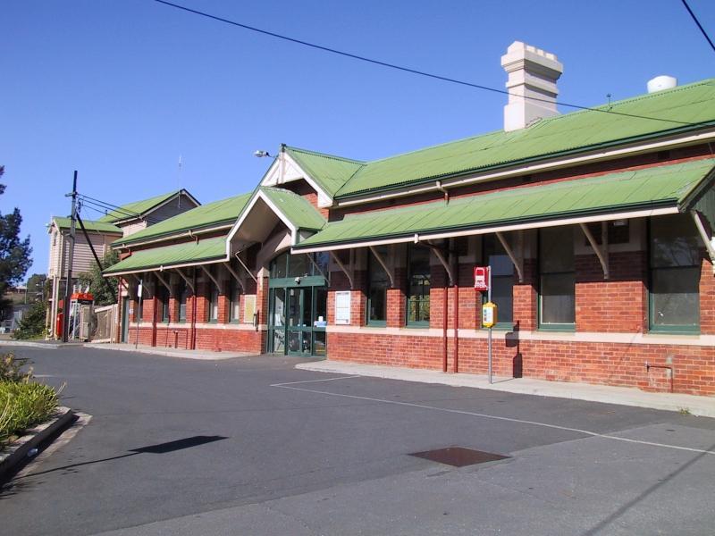Bacchus Marsh - Railway station: Railway station entrance at Station St