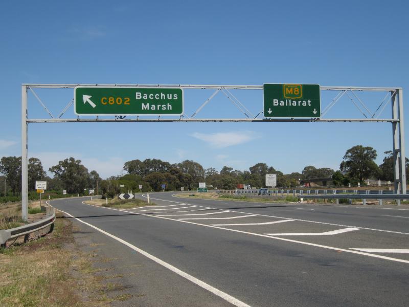 Bacchus Marsh - Western Freeway around Bacchus Marsh: View west along Western Fwy at The Avenue of Honour exit