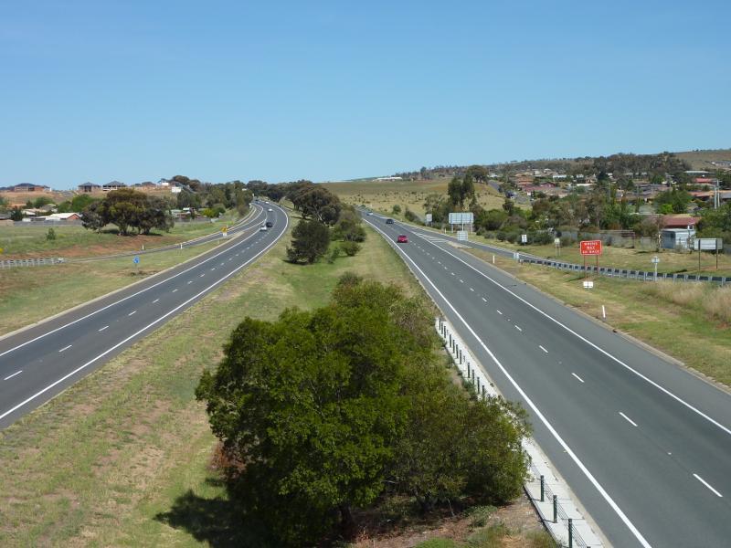 Bacchus Marsh - Western Freeway around Bacchus Marsh: View west along Western Fwy from Gisborne Rd overpass
