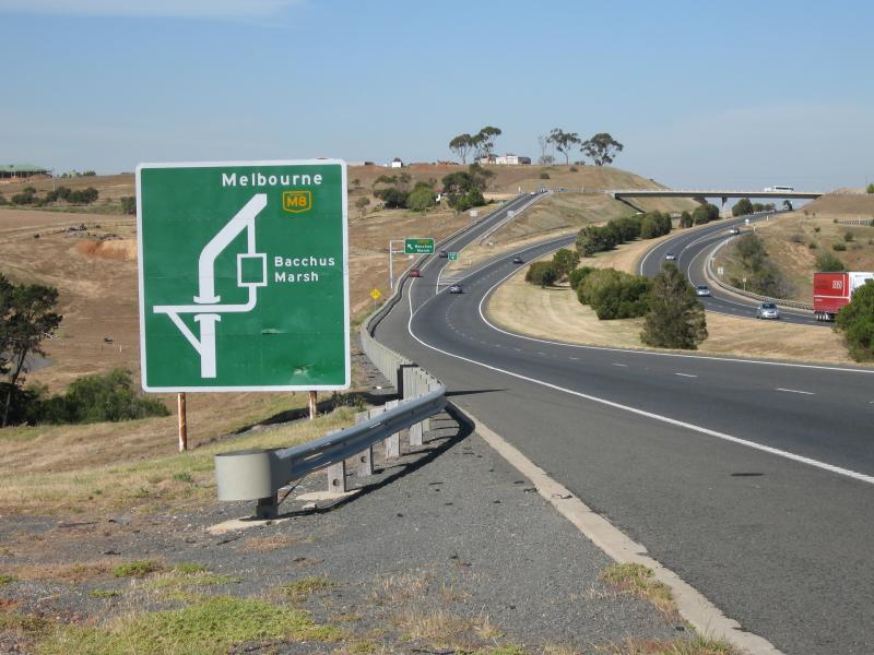 Bacchus Marsh - Western Freeway around Bacchus Marsh: View east along Western Fwy towards Bacchus Marsh Rd exit (west side of town)