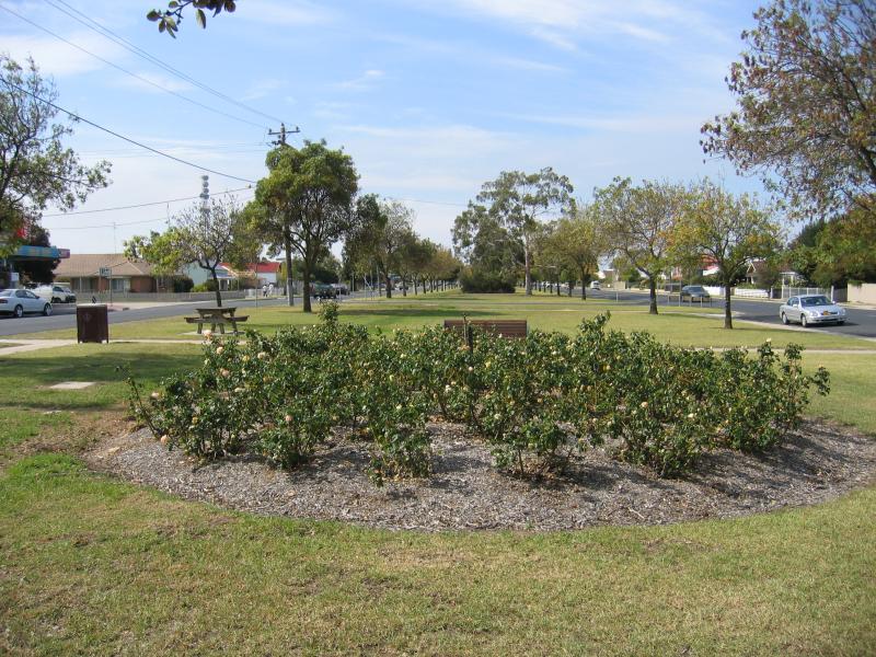 Bairnsdale - Commercial centre and shops: View east along Main St towards Dawson St