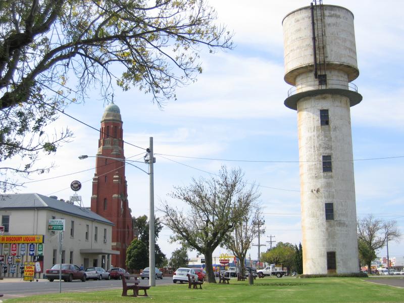Bairnsdale - Commercial centre and shops: View east along Main St towards Pyke St