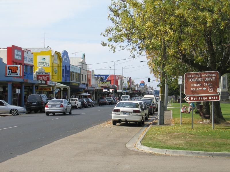 Bairnsdale - Commercial centre and shops: View east along Main St at Pyke St
