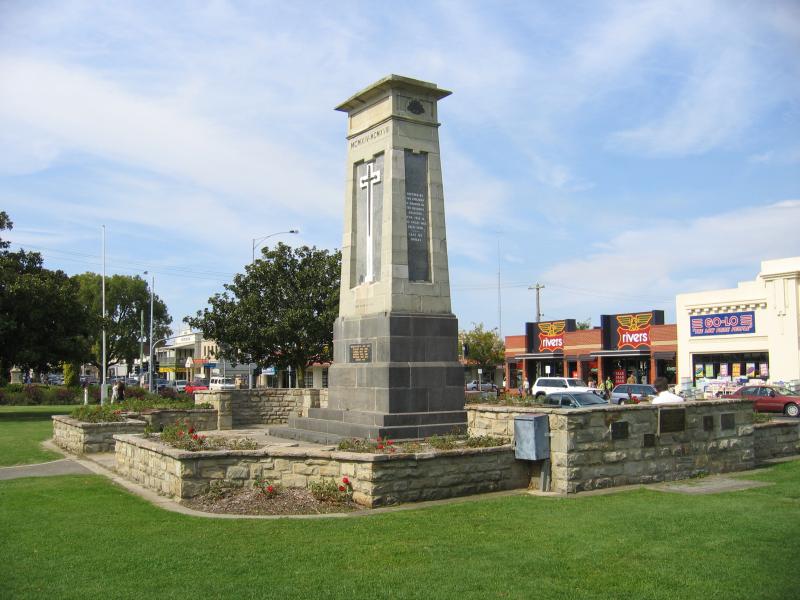 Bairnsdale - Commercial centre and shops: World War One memorial, view east along Main St between Pyke St and Service St