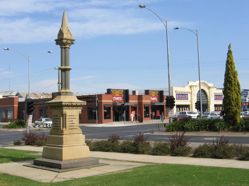 Bairnsdale - Commercial centre and shops: View west along Main St at Service St