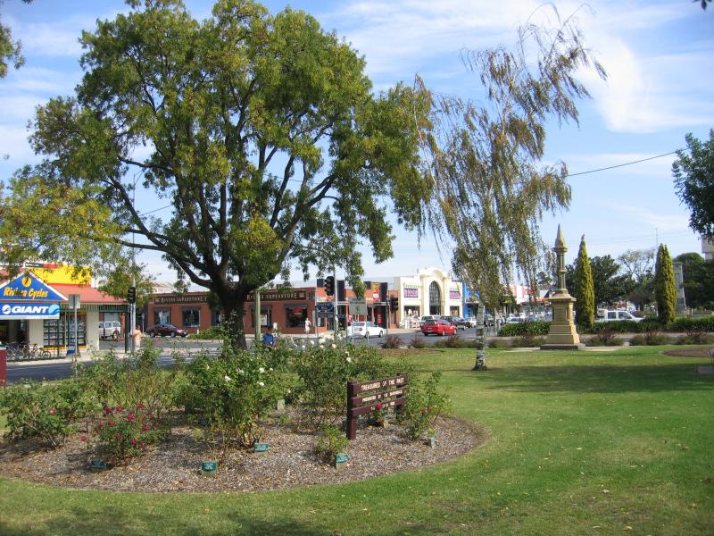 Bairnsdale - Commercial centre and shops: View west along Main St gardens between Service St and Bailey St