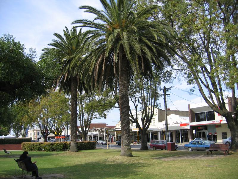Bairnsdale - Commercial centre and shops: View east along Main St gardens between Service St and Bailey St