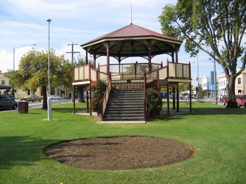 Bairnsdale - Commercial centre and shops: Rotunda, view east along Main St gardens towards Bailey St