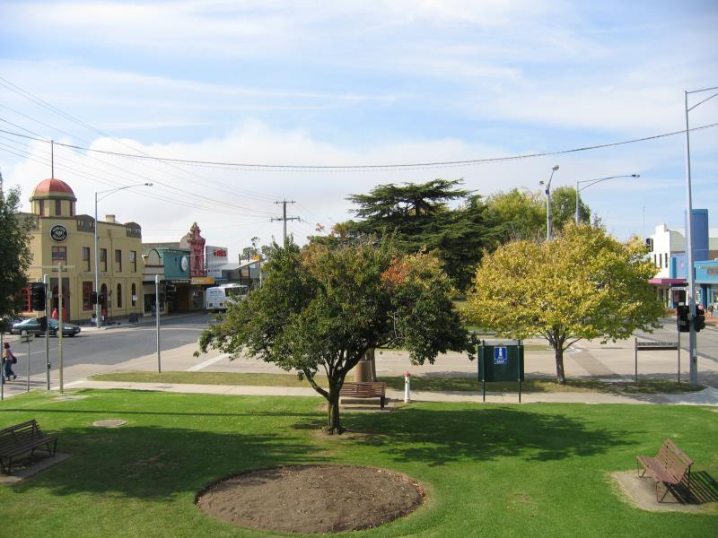 Bairnsdale - Commercial centre and shops: View east from Rotunda towards Bailey St