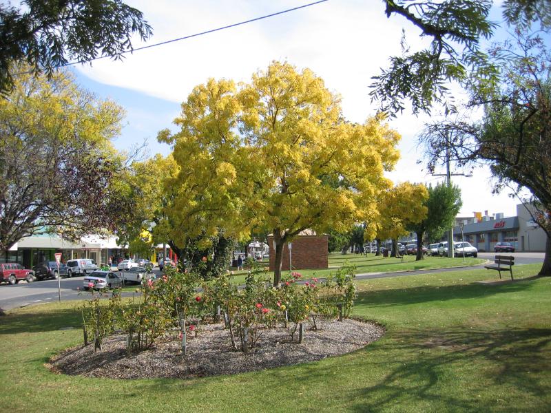 Bairnsdale - Commercial centre and shops: View west along Main St between Wood St and Bailey St