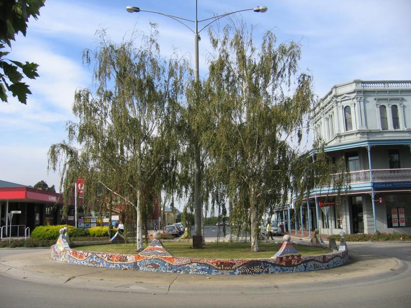 Bairnsdale - Commercial centre and shops: View east along Nicholson St at Bailey St
