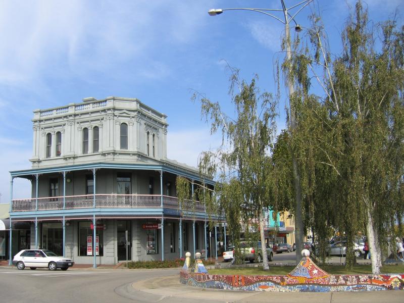 Bairnsdale - Commercial centre and shops: View south along Bailey St at Nicholson St