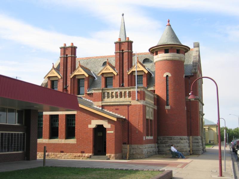 Bairnsdale - Commercial centre and shops: Court House, view east along Nicholson St between Bailey St and Riverine St