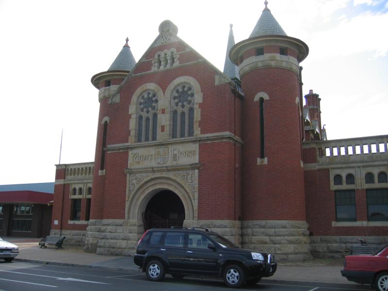 Bairnsdale - Commercial centre and shops: Court House, Nicholson St