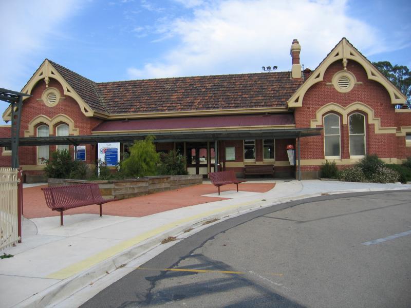 Bairnsdale - Bairnsdale railway station and surroundings: Railway station viewed from MacLeod St