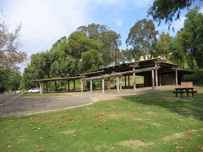 Bairnsdale - Mitchell River at Port of Bairnsdale, Riverine Street: BBQ and picnic areas at car park