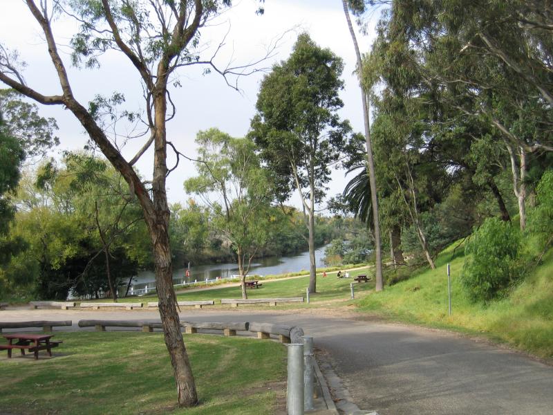 Bairnsdale - Mitchell River at Port of Bairnsdale, Riverine Street: View east along gardens towards river