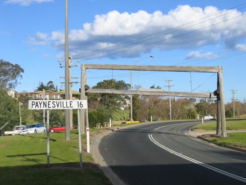 Bairnsdale - Mitchell River, just south of Princes Highway: View south along Paynesville Rd beside Mitchell River from under old railway bridge