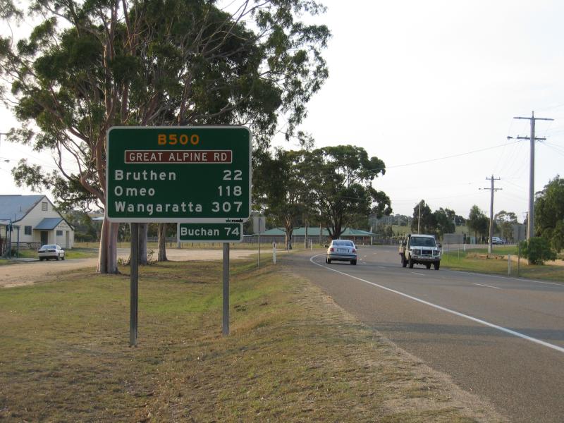 Bairnsdale - Great Alpine Road: View north along Great Alpine Rd opposite Lucknow Recreation Reserve