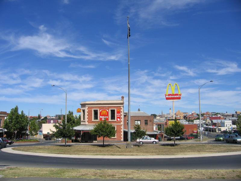 Ballarat - Bridge Street Mall, Bakery Hill and surroundings: View west along Victoria St at Little Bridge St