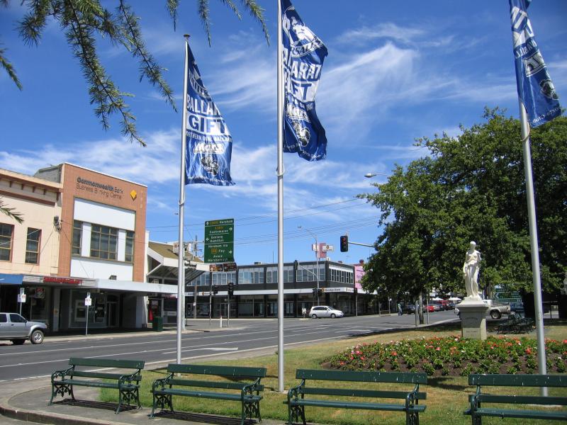 Ballarat - Shops and commercial centre in Sturt Street - View west along gardens in middle of Sturt St towards Doveton St