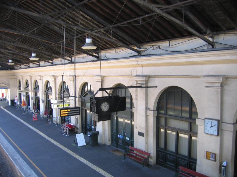 Ballarat - Ballarat Railway Station, Lydiard Street: Station platform