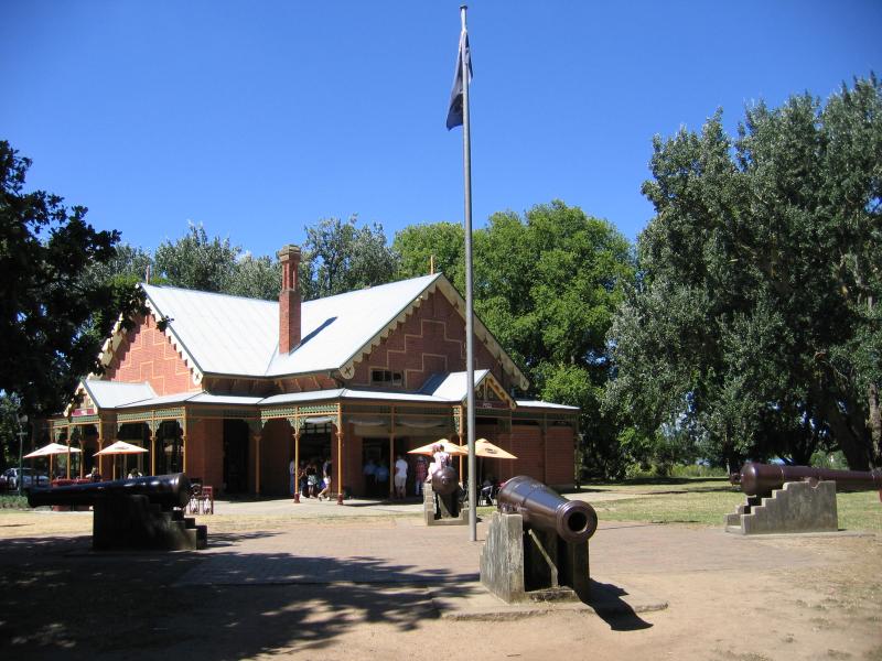 Ballarat - Lake Wendouree, western side near botanical gardens: Pipers on the Parade, cafe opposite botanical gardens