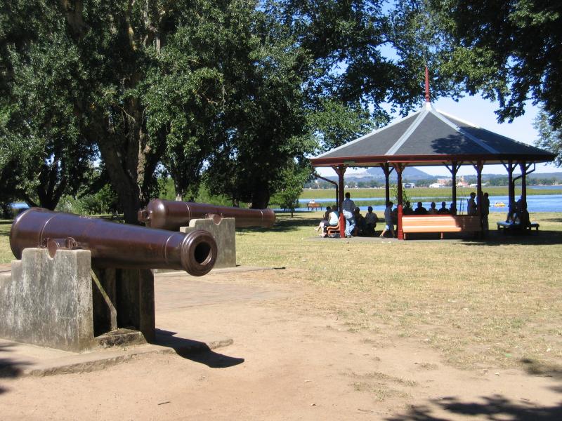 Ballarat - Lake Wendouree, western side near botanical gardens: Rotunda, lake foreshore