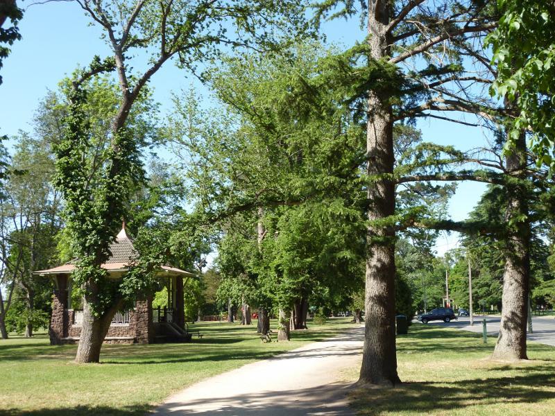Ballarat - Lake Wendouree, western side near botanical gardens: View south through parkland, north of playground