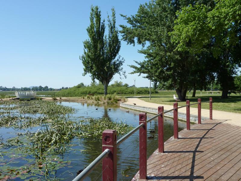 Ballarat - Lake Wendouree, western side near botanical gardens: View south along lake