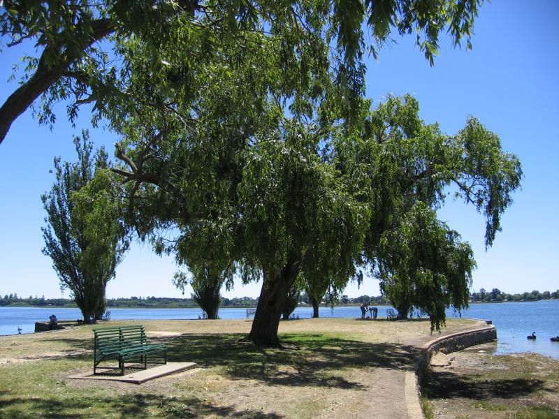 Ballarat - Other areas around Lake Wendouree: View west along View Point