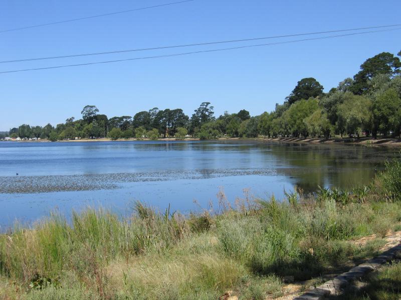 Ballarat - Other areas around Lake Wendouree: View east along lake foreshore, Wendouree Parade near Hamilton Av