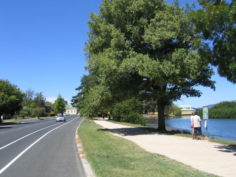 Ballarat - Other areas around Lake Wendouree: View east along Wendouree Parade at St Aidans Dr