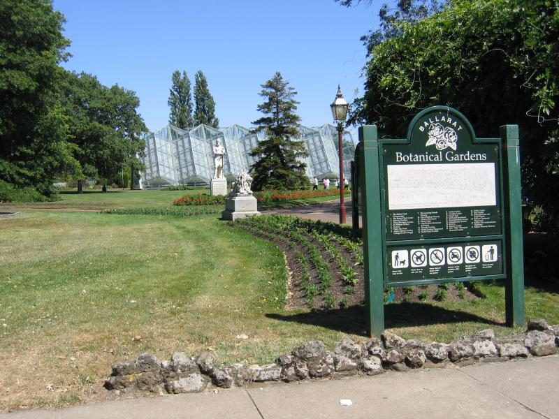 Ballarat - Botanical Gardens at Lake Wendouree: Main entrance to botanical gardens, opposite Pipers on the Parade cafe