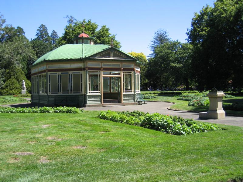 Ballarat - Botanical Gardens at Lake Wendouree: Statuary Pavilion